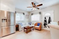 Waypoint Cottage, one block from the beach!