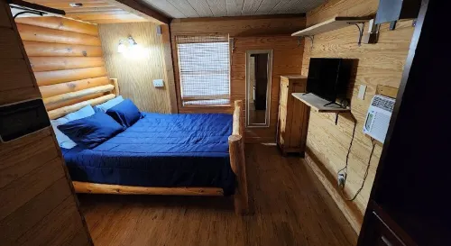 Beautiful Cabin in a great neighborhood and minutes from Baton Rouge!!