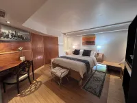 5-Bedroom 6000SF wood and glass retreat in Atlanta, surrounded by greenery.