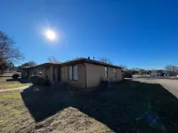 Conveniently located duplex! Hotel dekat Massard Prairie Battlefield Park