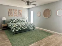 Spacious 4-bedroom house with heated pool, family & pets welcomed! Speedway附近的飯店