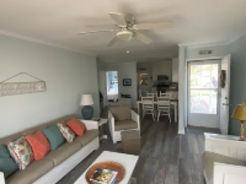 3 blocks from Taylors Creek, 1 mile from Beaufort waterfront and boat ramp