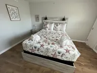 3 minute walk to Beach, Spacious 2 Bedroom Apt!
