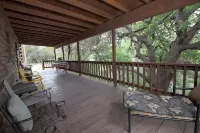 Creekside Cabin near Lost Maples State Park