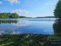 Bluebird Cottage - Cozy 2-bedroom with AC and WiFi on Woodbury Pond