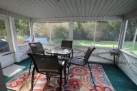 Comfortable lake living, pool access, 3 miles to marina