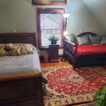 Beautiful 1 Bedroom Loft with Big Jetted Tub and Shower Also on-Site Parking !