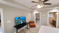 Luxury 800 ft" 1 bedroom Suite, Full Large Kitchen, King size bed, Free Laundry