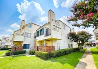 Cozy Studio condo with pool, nightlife and restaurants! Hotels near Dickies Arena