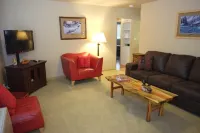 Freshly Remodeled 2 Bedroom, Full Kitchen, living Room Suite, in Cascade unit #2