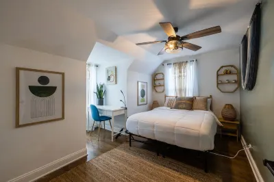 Luxe Haus of Love—Renovated 1938 Cape Cod —Heated FLRS Hotels near Lakeside Church of Chicago