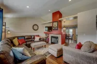 Comfortable Family-Sized Home w/ 4br 3 bath, ping pong, fast wifi and hot tub! - Homestays
