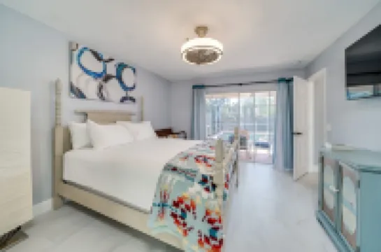 MODERN HOME WITH HEATED POOL! CLOSE TO SAWGRASS MILLS MALL! FLEXIBLE CHECK IN