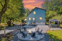 New! Hot Tub, Fire-pit, Shuffleboard, Game Room, Kids Play Area and More!