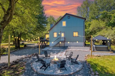 New! Hot Tub, Fire-pit, Shuffleboard, Game Room, Kids Play Area and More!