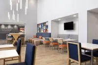 Hampton Inn & Suites St. Charles Old Town Area - breakfast