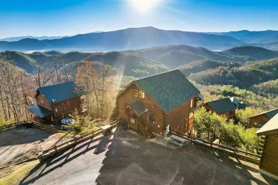 Amazing Mtn views/Hot tub/Fireplace/Bunk beds/Arcade games Autrey's Antiques & Ideas附近的飯店