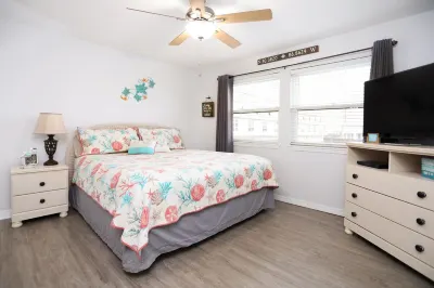 Emerald Shores: Steps from the Gulf, Navarre Beach Hotels near Navarre Beach Sea Turtle Conservation Center