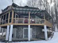 Majestic, three bedroom mountaintop vacation retreat! Pet friendly!