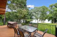 Beautiful 5 Bdrm Lakefront Log Cabin - under 1hr from Mpls!