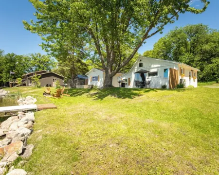 Cozy Lake Latoka Cabin with Loft Hotels in La Grand Township