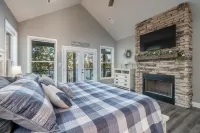New Hot Springs Lakehouse with Double Stall Dock & Boat for Rent!