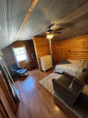 Cabin at the Cove. A hidden cabin walking distance to a private cove.