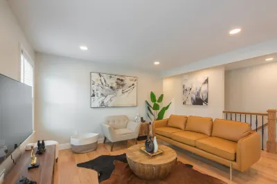 Sunny Downtown 2BR w/ Parking Hotel dekat Institute for Advanced Study