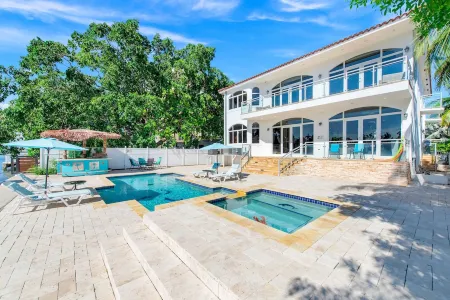 VIP Luxury 5 BR OceanFront Villa | Heated Pool & Dock | Free Parking & WiFi