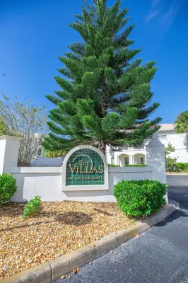Spacious 3/2 poolside condo w/ beach access* 2 King beds* Comfortably sleeps 8!