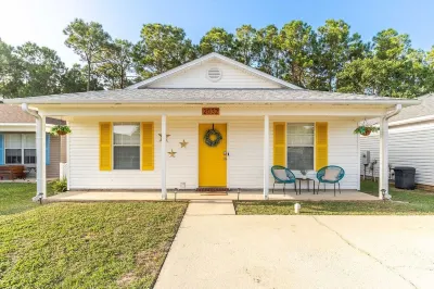 Bright bungalow 7 mi from Perdido king bed pet and family friendly near NAS Hotels near Blue Angels