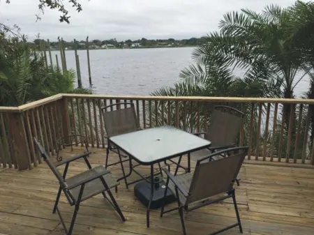 Beautiful Riverfront Cottage w/ boat dock - 15 mins from beach -  Sept Savings!! Отели в г. Роузленд