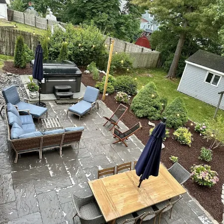 Cheerful, Newly Renovated Cottage close to Newport w/ hot tub!