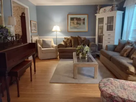 Local Events House on Lake near HPU, High Point Markets, NC Hospitals Отели рядом с достопримечательностью «All-A-Flutter Butterfly Farm»