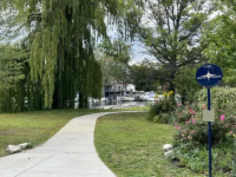 Restaurants, shopping, movie theater, beach + kayak launch in walking distance.