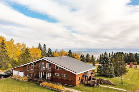 Lakeview chalet by Gooseberry Falls with sauna