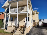 Charming 3-bedroom apartment close to dining, shopping, bars, and entertainment.