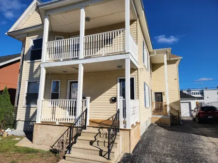 Charming 3-bedroom apartment close to dining, shopping, bars, and entertainment.