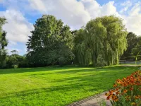 5-bed house: pool, tennis court, walk to beach, 10 acres