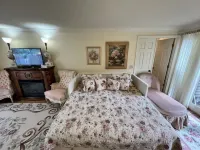 TUDOR COTTAGE SUITE - Autzen Stadium - PK Park - UO - Hayward Field