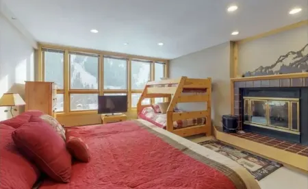 Cozy and Spacious Ski In/Out Family- sized Condo- 5 minute walk to Ski Lift!!