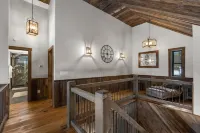 River bank lodge just minutes to Lake George with heated salt water pool