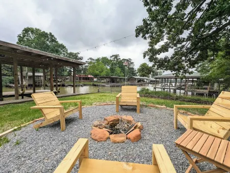 Boathouse, 2 King Beds, Firepit, Huge Yard + Pet-Friendly! Peaceful & Luxurious