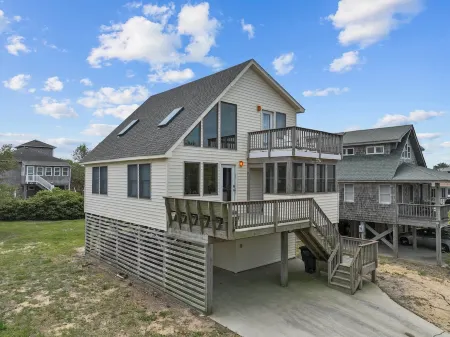 Renovated, Pet-Friendly,  with HOT TUB - Highly Walkable Location Отели в г. Килл-Девил-Хилс