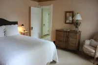 The Guesthouse West Side - Walking distance to the best Perrysburg has to offer!