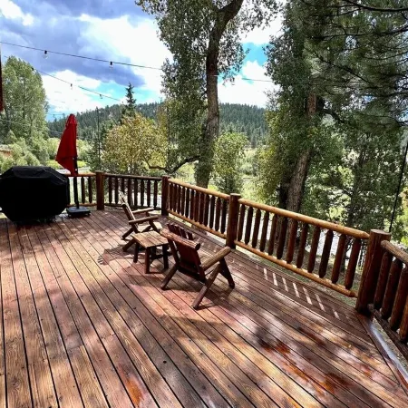 Beautiful log home-dog friendly, creek & mountain views,close to national parks