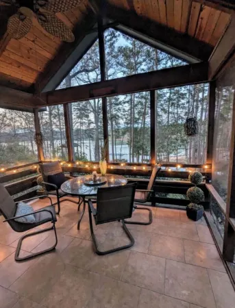 Cozy 3-bedroom lakefront cottage in beautiful Clemson, SC Отели в г. Клемсон