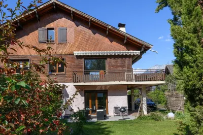 Rare, Cozy "loft type" studio with terrace and garden in the heart of St Jorioz. Hotels near Shanti Studio