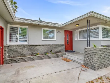 Fresno House Pool Foosball 2 Car Garage 5 Bed/3 Bath Отели рядом со станцией Fresno Station