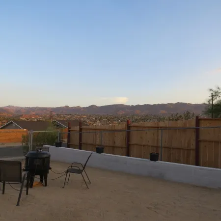 Large Home 3/3 plus Bonus Rm, 14' Pool & Jacuzzi, close to Downtown Joshua Tree